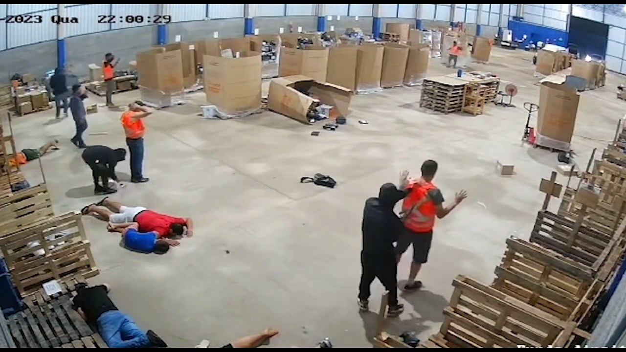 Câmeras flagram policiais resgatando reféns após troca de tiros com assaltantes em Foz