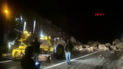 Télécharger la video: Artvin-Şavşat Yolunda Heyelan: Ulaşım Kontrollü Olarak Açıldı