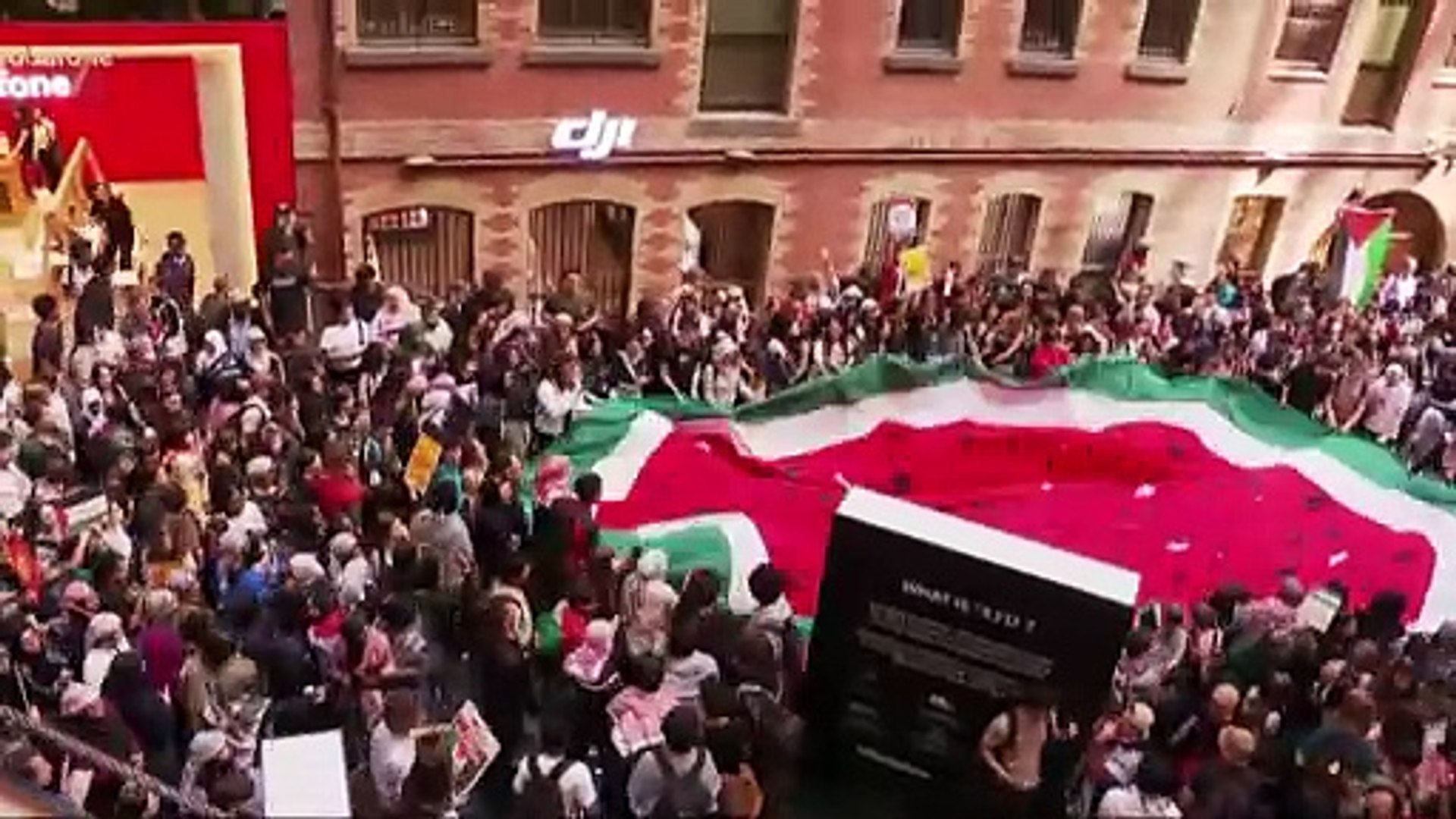 ⁣Hundreds of Melbourne school students leave the classroom, rallying for Palestine