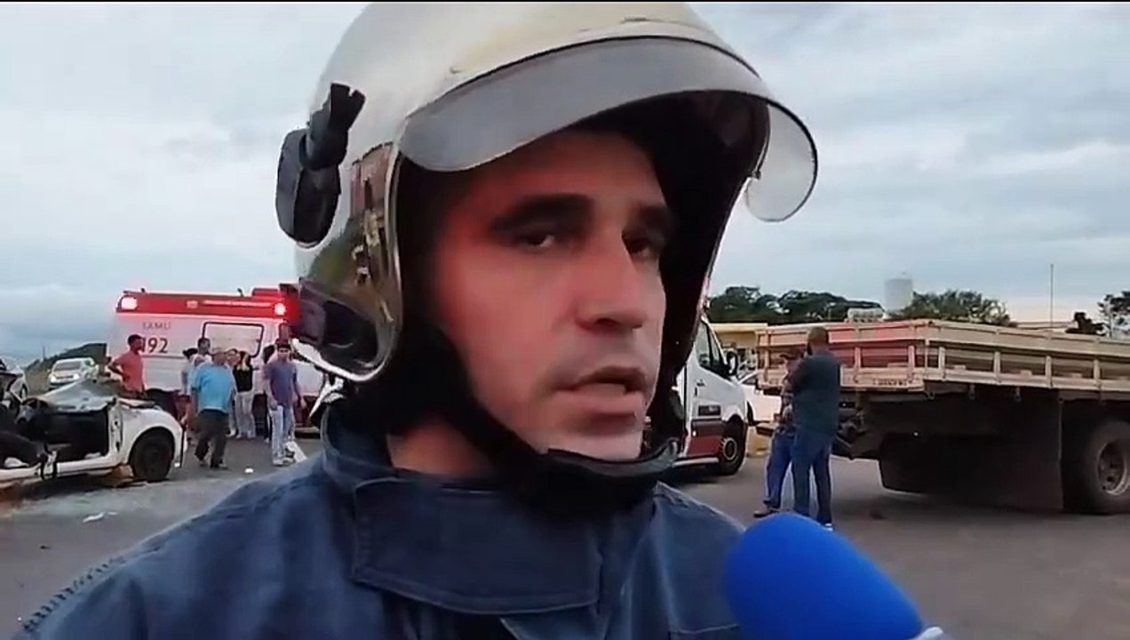 Bombeiros e Samu retiram das ferragens vítima de colisão entre carro e caminhão na PR-323