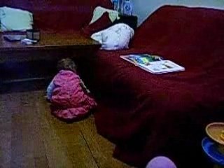Alison se fait tomber et se relève (15 mois et demi)