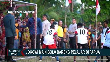 Momen Presiden Jokowi Main Bola Bareng Pelajar di Papua
