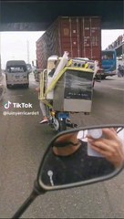 Joven asombra a conductores al trasladar cocina y lavadora en su moto: "La motogrúa"