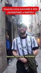 italien de Juventus qui se promène dans les rues de Napoli