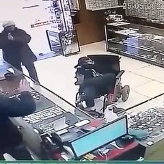 Hombre sin manos apunta con pistola a clientes y asalta joyería.