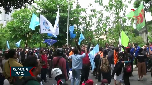 Tutup Jalan, Buruh di Bekasi Demo Minta Kenaikan Upah 15 Persen