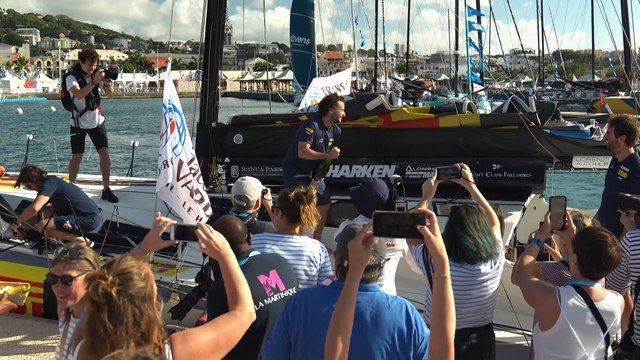 jeudi-23-11-2023-arrivee-du-1er-class40-avant-jury-alla-grande-pirelli-ligne-ponton-interview