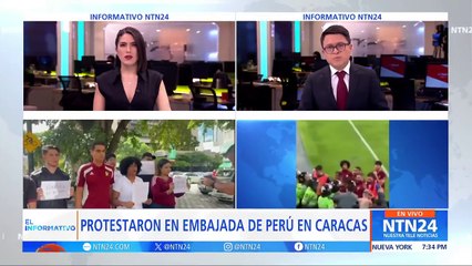 Jóvenes protestaron frente a la embajada de Perú en Caracas por el traro que recibió la Vinotinto en Lima