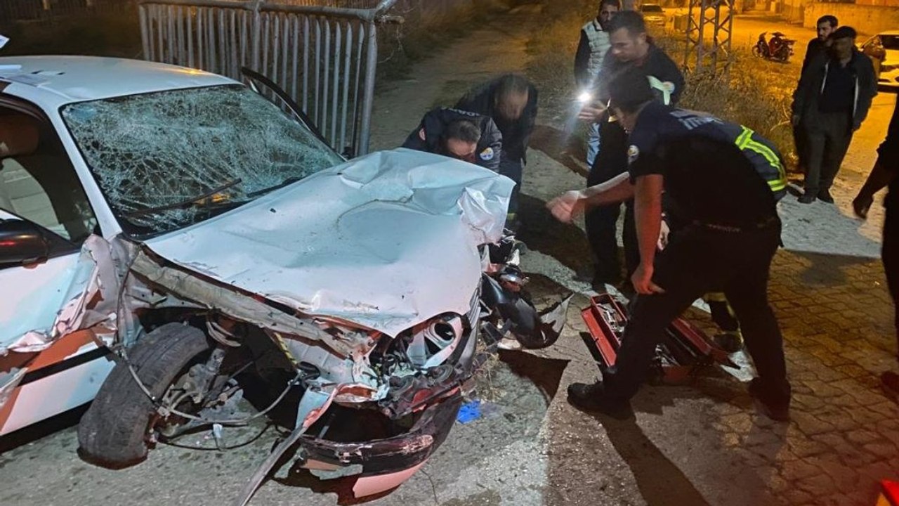 Adana’da kontrolden çıkan otomobil yayalara çarptı