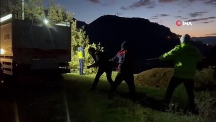 Tunceli'de otomobil uçuruma yuvarlandı: 2 yaralı