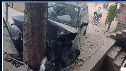 सारण: अनियंत्रित कार ने पेड़ में मारी ठोकर, बाल-बाल बचे लोग