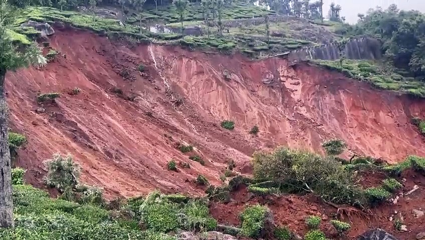 கனமழை எதிரொலி; கோத்தகிரி அருகே கடும் நிலச்சரிவு - 10க்கும் மேற்பட்ட கிராமங்கள் துண்டிப்பு