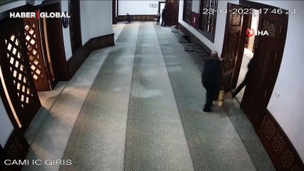 Malatya'da depreme namaz kıldıkları esnada böyle yakalandılar!