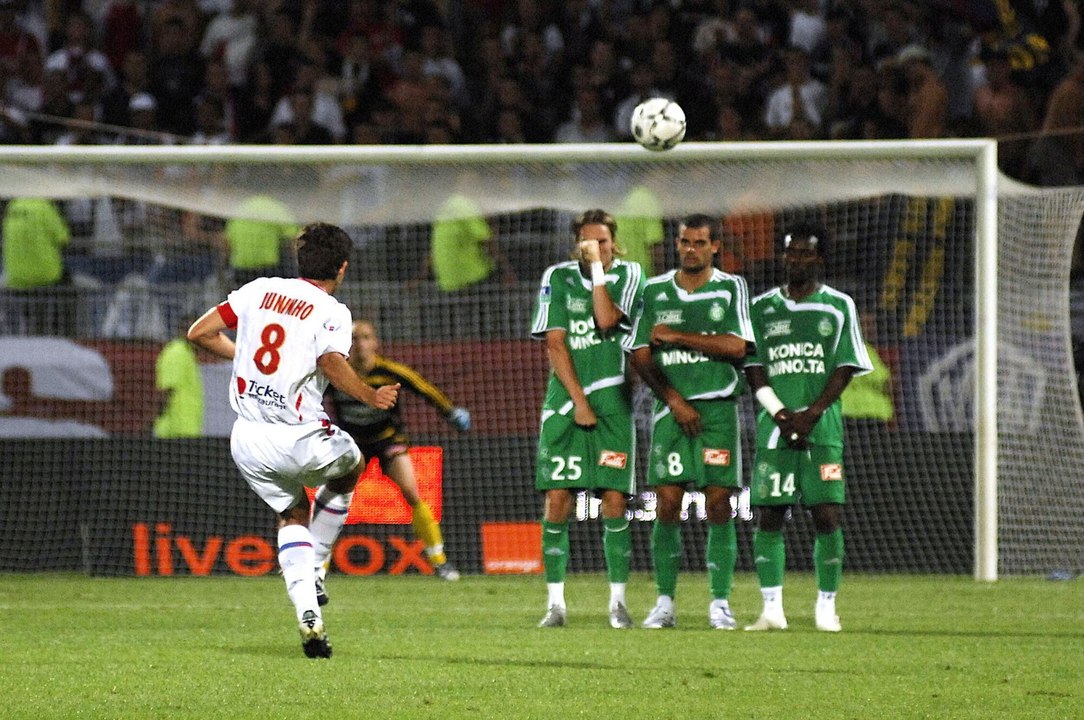 Juninho, le meilleur tireur de coup-franc du monde !