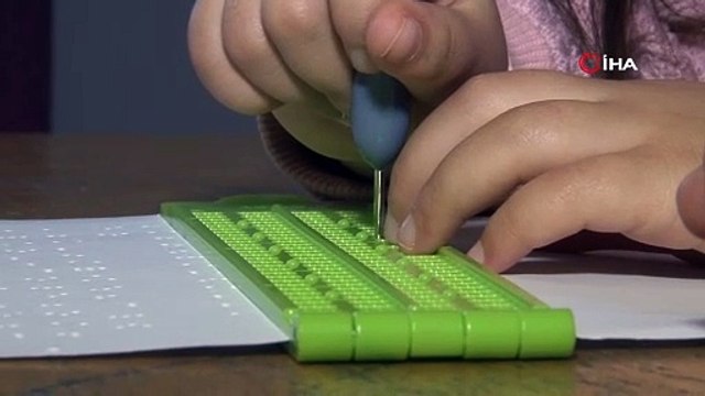 Görme engelli öğretmen, görme engelli minik Fatmanur'un ışığı oldu