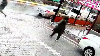 Esenyurt’ta yolda bulduğu cüzdandan 15 bin lira alıp ortadan kayboldu