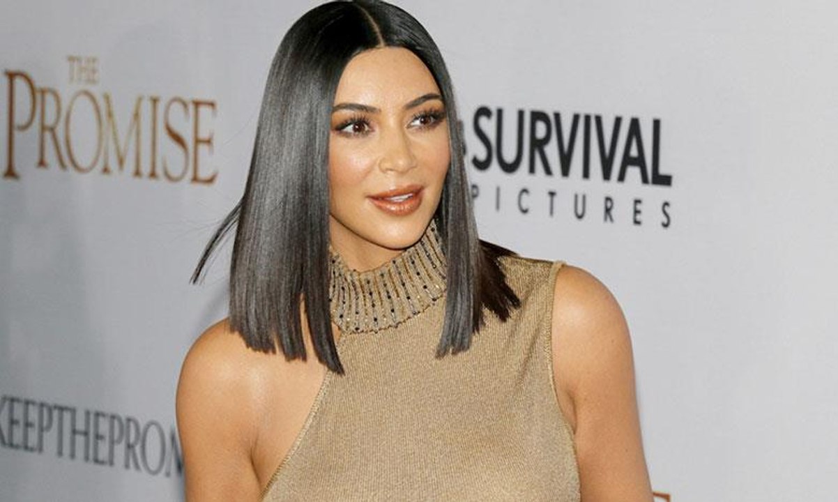 كيم كاردشيان تثير الجدل بحديثها عن التواصل مع والدها المتوفي من خلال شريحة