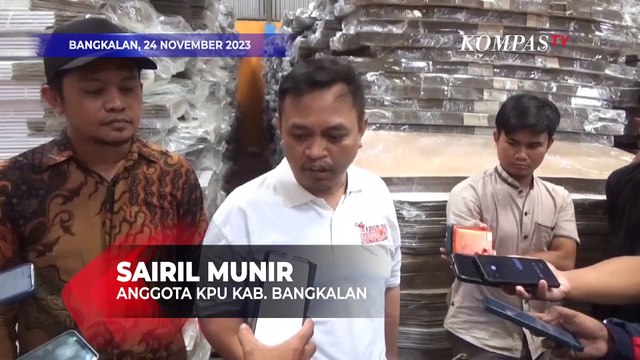 Anggota KPU dan Bawaslu Bangkalan Menguji Kekuatan Kotak Suara Kardus