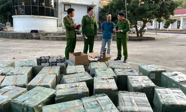 Phát hiện tài xế xe khách vận chuyển 19.200 điếu thuốc lá điện tử