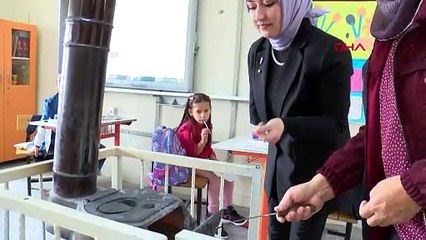 DEPREMDE AİLESİNİ KAYBEDEN GAMZE ÖĞRETMEN, ACISINI ÖĞRENCİLERİYLE DİNDİRMEYE ÇALIŞIYOR