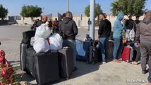 Con la tregua palestinesi tornano a Gaza attraverso il valico di Rafah