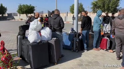 Con la tregua palestinesi tornano a Gaza attraverso il valico di Rafah