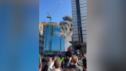 Incendio salvaje en un edificio y un trabajador atrapado en la azotea