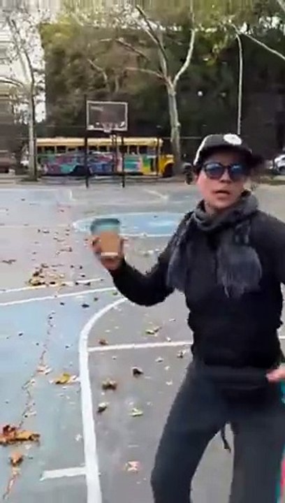 Detida mulher que atirou café contra homem que usava lenço árabe