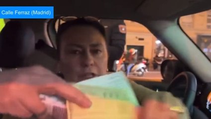 Mujer indignada tras ser multada por pitar en Ferraz