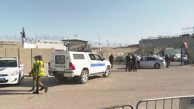 مشاهد من أمام #سجن_عوفر قبل إطلاق سراح أسرى فلسطينيين في إطار صفقة التبادل بين #إسرائيل والفصائل الفلسطينية #فلسطين #العربية