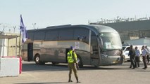 حافلة تتبع للصليب الأحمر تستعد لنقل أسرى فلسطينيين من #سجن_عوفر في الضفة الغربية في إطار ترتيبات صفقة تبادل الأسرى بين #إسرائيل و #حماس  #غزة #فلسطين  #العربية