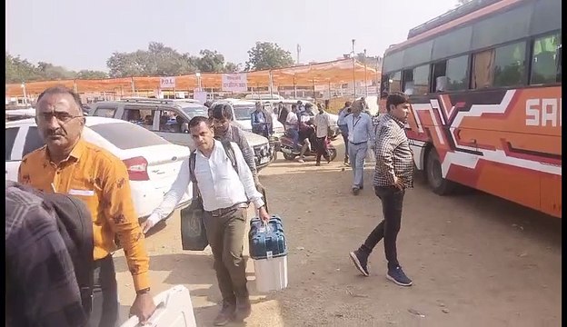 1017 मतदान टोलियां हुई रवाना