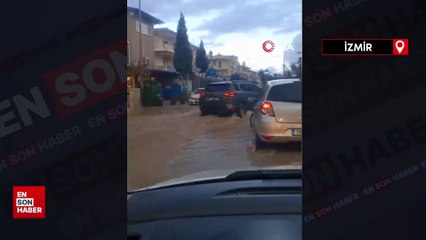 İzmir'de yağmur caddeleri göle çevirdi