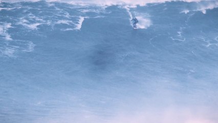 Laura Coviella, primera española que surfea las olas gigantes de Nazaré