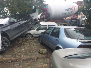 Yokuş aşağı kayan beton mikseri 7 araca zarar verdi