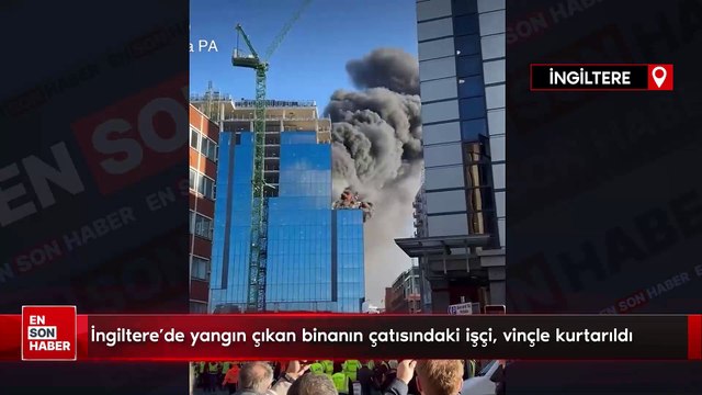 İngiltere'de yangın çıkan binanın çatısındaki işçi, vinçle kurtarıldı