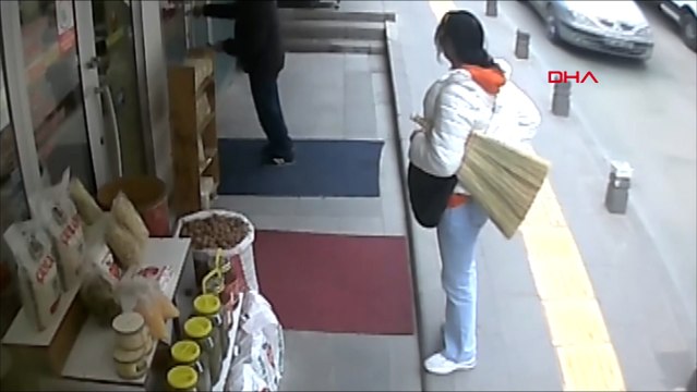 Kapalı dükkanın önünden aldığı süpürgenin parasını göndermek için not bıraktı