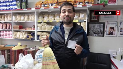 Amasya'da süpürge alan kadın esnafı bulamayınca not bıraktı