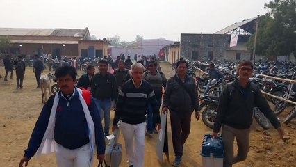 कंधे पर मतपेटी व हाथों में चुनावी सामग्री लेकर रवाना हुए कार्मिक