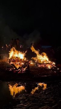 Volume Up and just Feel the Vibe .#manikarnikaghat .....#banaras #kashi #banarasghat #manikarnika #ghat #varanasidiaries #explorepage #reel