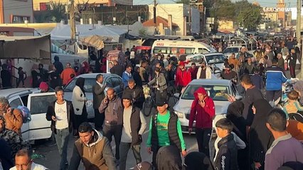 شاهد: أهالي غزة يلتقطون أنفاسهم مع بدء الهدنة ويبدؤون العودة إلى منازلهم التي نزحوا منها