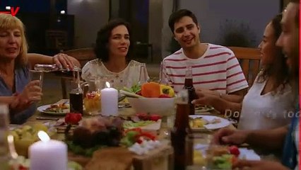 Here’s How to Be a Good Guest at Holiday Gatherings