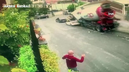Gören şaştı kaldı: Üsküdar’da beton mikseri 7 aracı birden böyle ezdi!