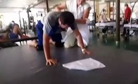 VÍDEO: Aluno que sofreu grave lesão em academia engatinha na fisioterapia
