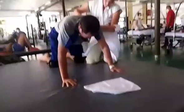 VÍDEO: Aluno que sofreu grave lesão em academia engatinha na fisioterapia
