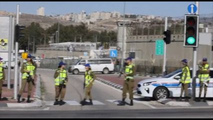 Il convoglio con prigionieri palestinesi di cui è previsto il rilascio