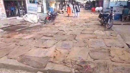 लापरवाही: घटिया सामग्री से हो रहा सीसी सड़क का निर्माण, अधिकारी नहीं दे रहे ध्यान