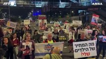 Israele, familiari degli ostaggi protestano davanti al ministero della Difesa a Tel Aviv