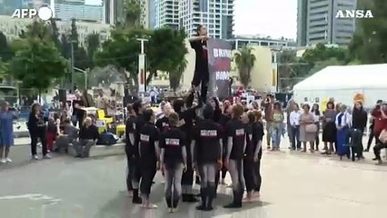 Download Video: Israele, ballerini si esibiscono in piazza a Tel Aviv per il rilascio degli ostaggi