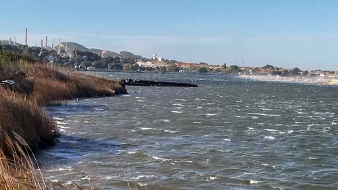 Vent en tempête sur l'étang de Berre : le Jaï en mode lessiveuse